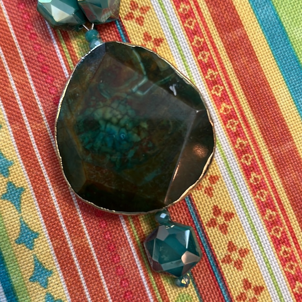 Beautiful stone necklace in turquoise-green shades of agate. - Picture 9 of 10